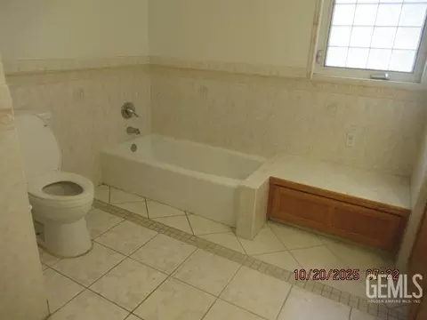Bath - 916 Oak Ave, Wasco, CA 93280 photo 1 of 3