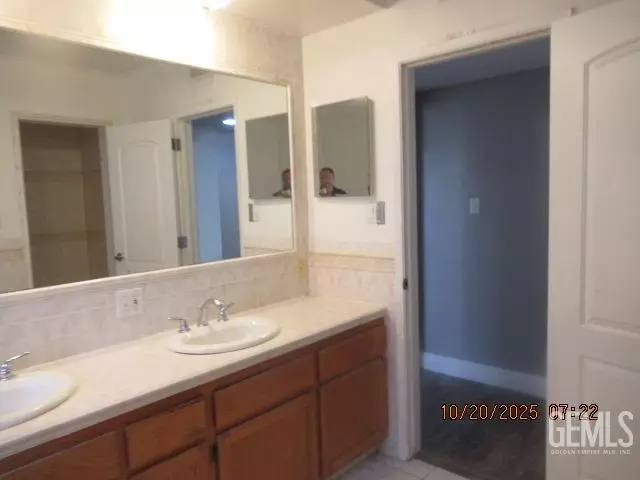 Bath - 916 Oak Ave, Wasco, CA 93280 photo 2 of 3