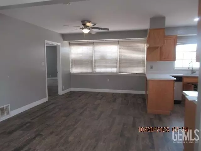 Living - 916 Oak Ave, Wasco, CA 93280 photo 4 of 4