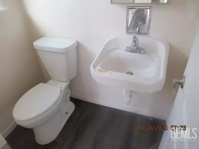 Bath - 916 Oak Ave, Wasco, CA 93280 photo 3 of 3