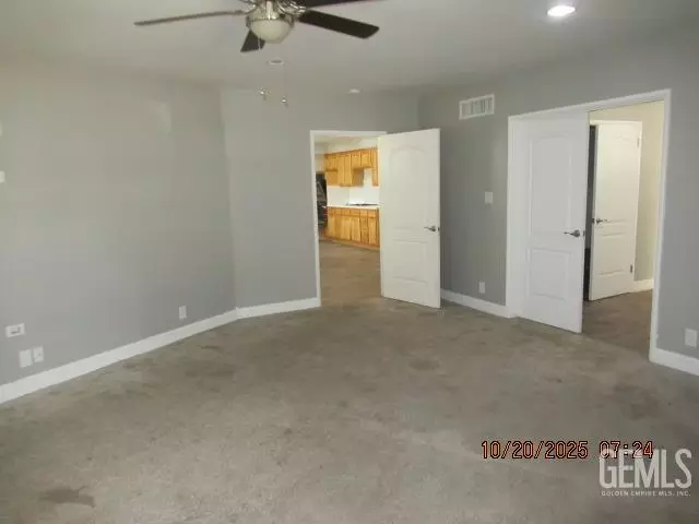 Living - 916 Oak Ave, Wasco, CA 93280 photo 2 of 4
