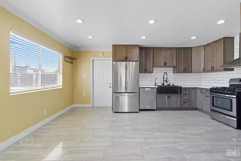 Kitchen - 615 2nd St, Taft, CA 93268 photo 2 of 2