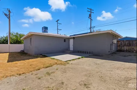 Exterior - 615 2nd St, Taft, CA 93268 photo 3 of 4