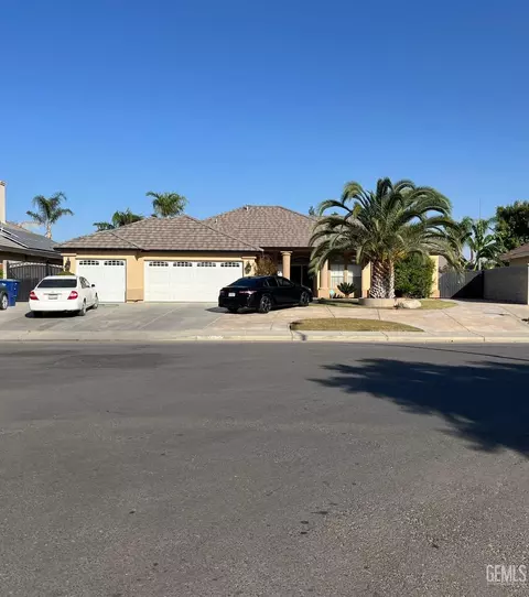 8120 Rockhampton Dr, Bakersfield, CA 93313