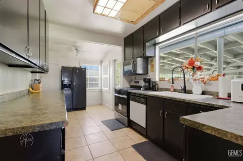 Kitchen - 101 Meter St, Maricopa, CA 93252 photo 2 of 2