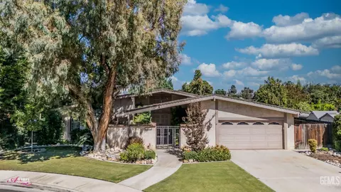 1208 Club View Dr, Bakersfield, CA 93309