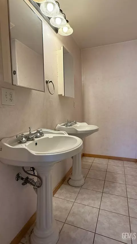 Bath - 1811 Hayride Rd, Lebec, CA 93243 photo 1 of 2