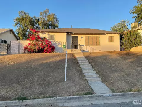 1104 W Point Dr, Bakersfield, CA 93305