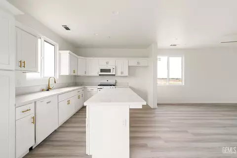 Kitchen - 28108 Valley West Rd, Taft, CA 93268 photo 3 of 3