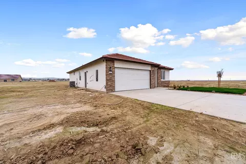 Exterior - 28108 Valley West Rd, Taft, CA 93268 photo 7 of 13