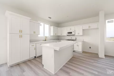 Kitchen - 28108 Valley West Rd, Taft, CA 93268 photo 2 of 3