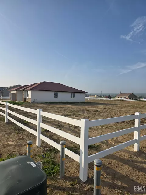 Exterior - 28108 Valley West Rd, Taft, CA 93268 photo 5 of 13