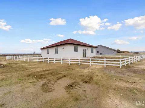 Exterior - 28108 Valley West Rd, Taft, CA 93268 photo 4 of 13