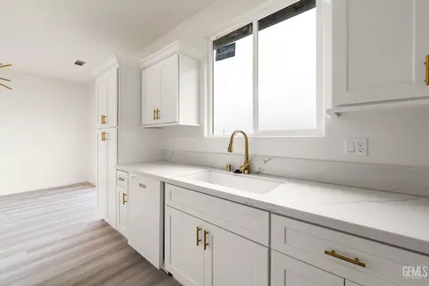 Kitchen - 28108 Valley West Rd, Taft, CA 93268 photo 1 of 3