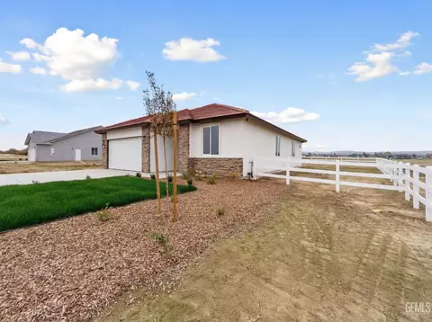 Exterior - 28108 Valley West Rd, Taft, CA 93268 photo 3 of 13
