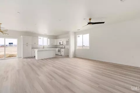 Living - 28108 Valley West Rd, Taft, CA 93268 photo 2 of 2