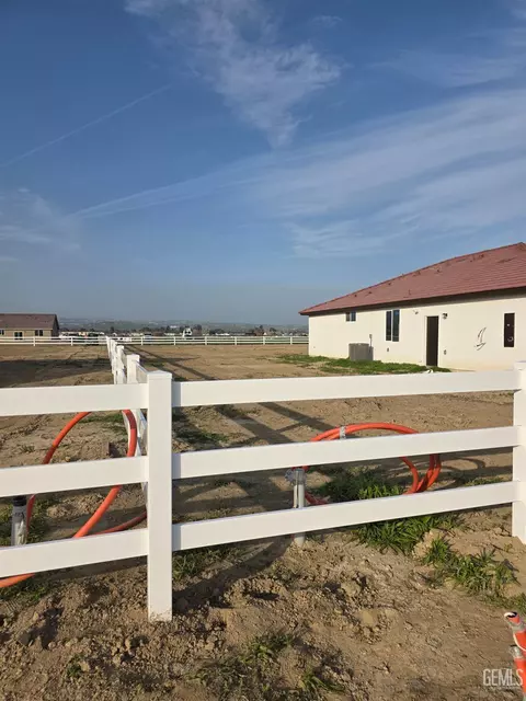 Exterior - 28108 Valley West Rd, Taft, CA 93268 photo 6 of 13