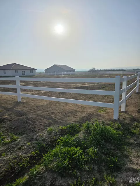 Exterior - 28108 Valley West Rd, Taft, CA 93268 photo 9 of 13
