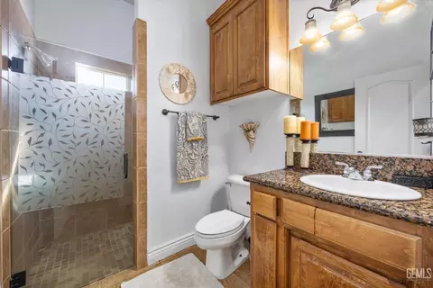 Bath - 901 Katie Ct, Shafter, CA 93263 photo 4 of 4