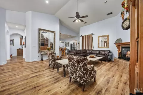 Living - 901 Katie Ct, Shafter, CA 93263 photo 2 of 4