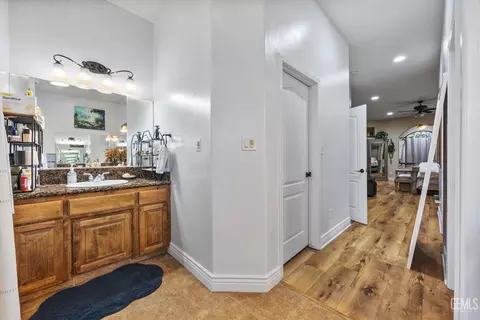 Entry Way - 901 Katie Ct, Shafter, CA 93263 photo 5 of 6