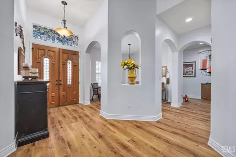 Entry Way - 901 Katie Ct, Shafter, CA 93263 photo 1 of 6
