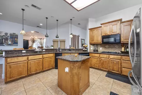 Kitchen - 901 Katie Ct, Shafter, CA 93263 photo 5 of 5