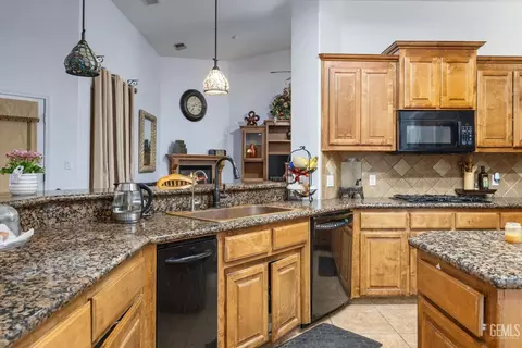 Kitchen - 901 Katie Ct, Shafter, CA 93263 photo 3 of 5
