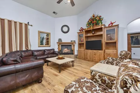 Living - 901 Katie Ct, Shafter, CA 93263 photo 1 of 4