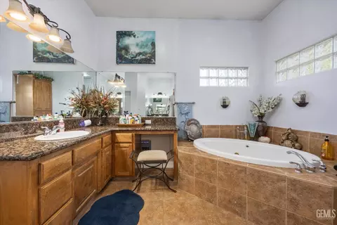 Bath - 901 Katie Ct, Shafter, CA 93263 photo 3 of 4