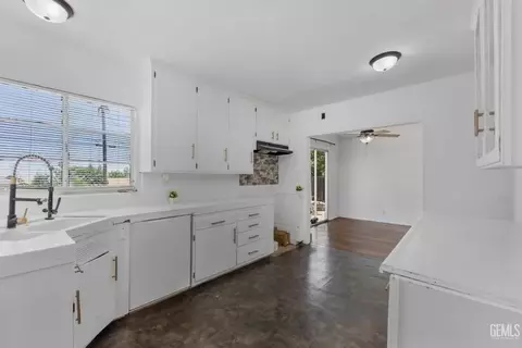 Kitchen - 704 B St, Taft, CA 93268 photo 3 of 6