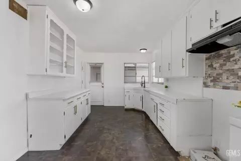 Kitchen - 704 B St, Taft, CA 93268 photo 2 of 6