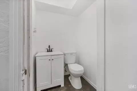 Bath - 704 B St, Taft, CA 93268 photo 1 of 2