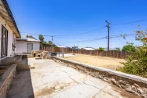 Exterior - 704 B St, Taft, CA 93268 photo 5 of 5
