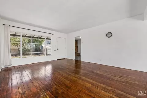 Living - 704 B St, Taft, CA 93268 photo 2 of 3