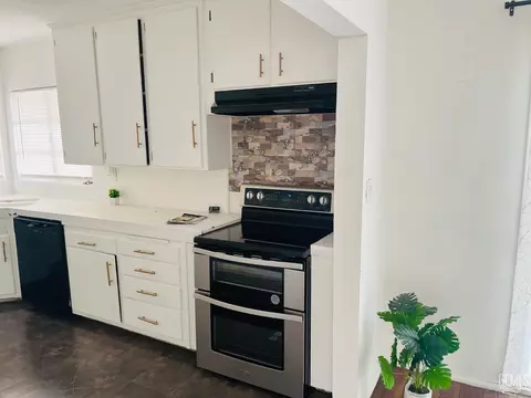 Kitchen - 704 B St, Taft, CA 93268 photo 5 of 6