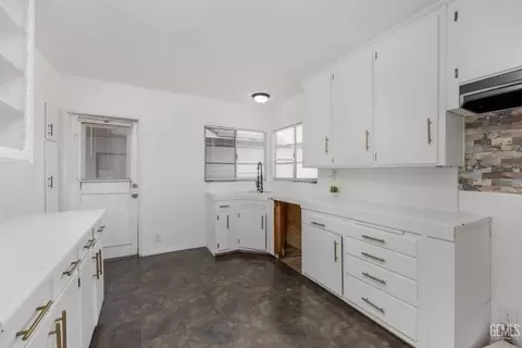 Kitchen - 704 B St, Taft, CA 93268 photo 1 of 6