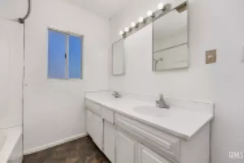 Bath - 704 B St, Taft, CA 93268 photo 2 of 2