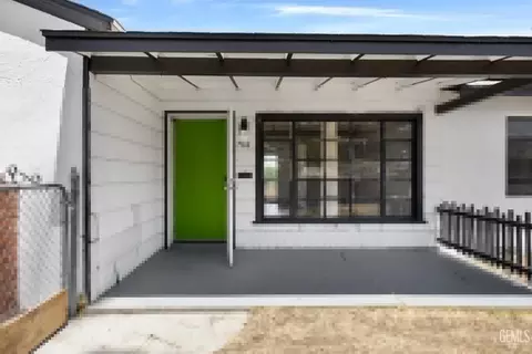 Exterior - 704 B St, Taft, CA 93268 photo 1 of 5