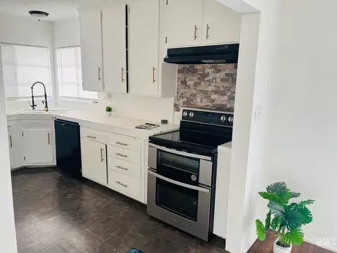 Kitchen - 704 B St, Taft, CA 93268 photo 6 of 6