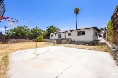 Exterior - 704 B St, Taft, CA 93268 photo 3 of 5
