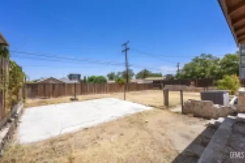 Exterior - 704 B St, Taft, CA 93268 photo 2 of 5