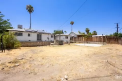 Exterior - 704 B St, Taft, CA 93268 photo 4 of 5