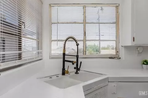 Kitchen - 704 B St, Taft, CA 93268 photo 4 of 6