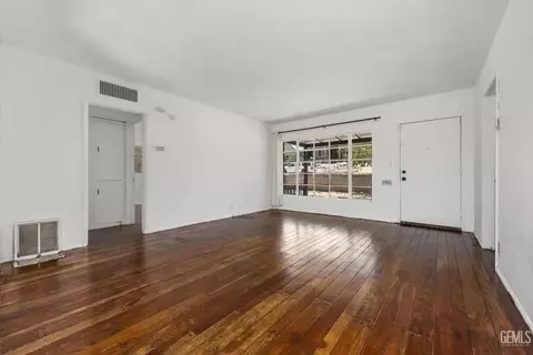 Living - 704 B St, Taft, CA 93268 photo 1 of 3