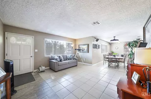 Entry Way - 140 Langford Ave, Arvin, CA 93203 photo 2 of 3