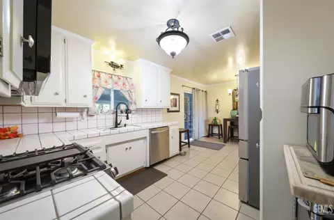 Kitchen - 140 Langford Ave, Arvin, CA 93203 photo 2 of 2