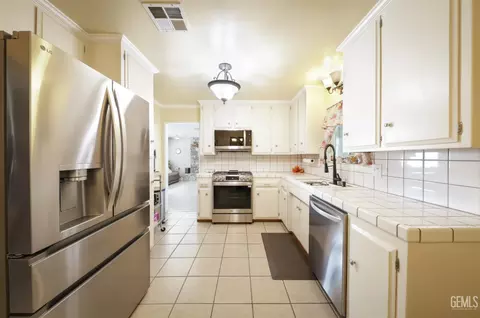 Entry Way - 140 Langford Ave, Arvin, CA 93203 photo 1 of 3