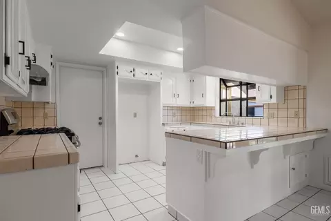 Kitchen - 4101 Thatch Ave, Bakersfield, CA 93313 photo 1 of 4