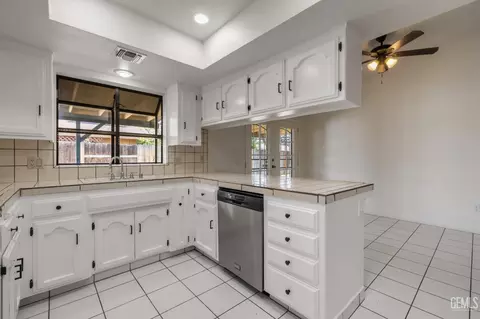 Kitchen - 4101 Thatch Ave, Bakersfield, CA 93313 photo 4 of 4